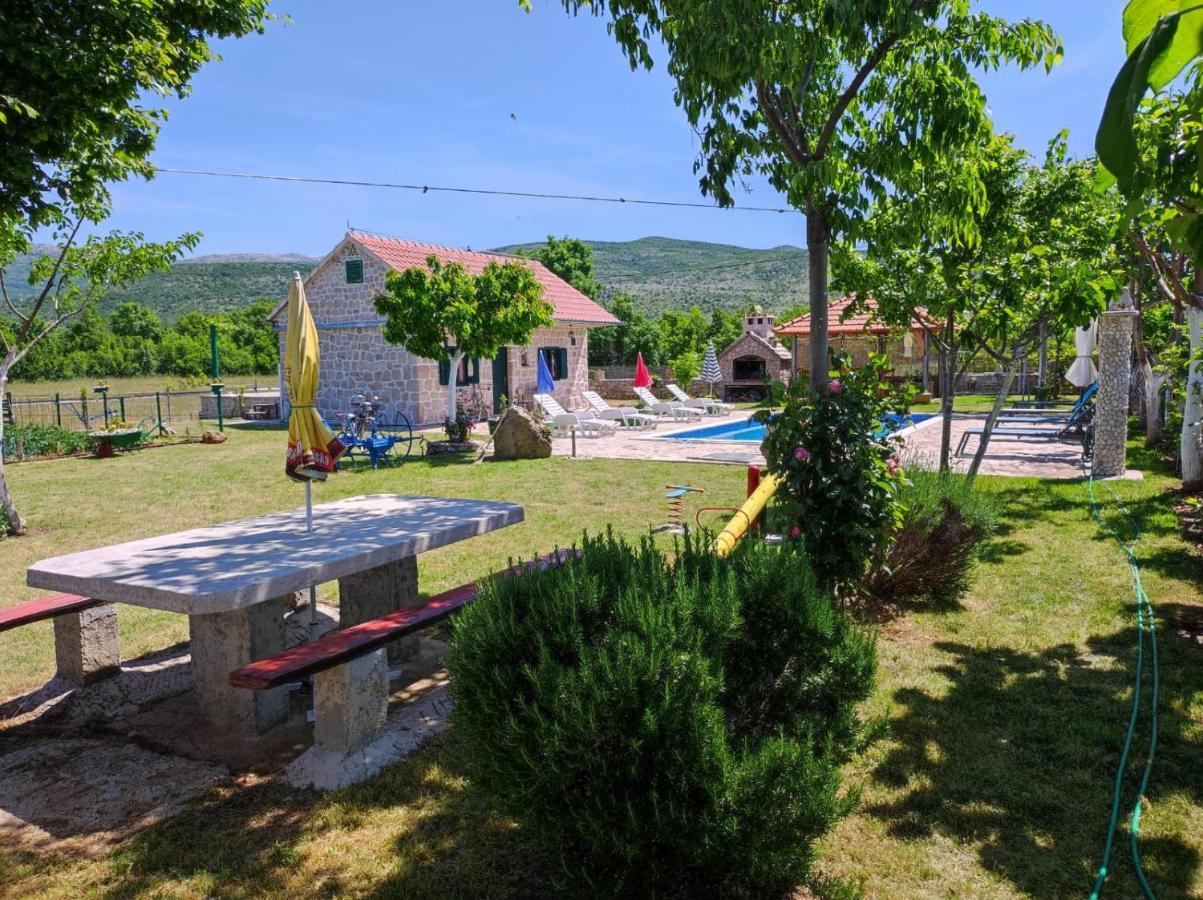 Вілла Nikini Dvori Gradac  Екстер'єр фото